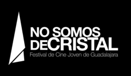 El logotipo del Festival, que imita la silueta de un cristal roto y limpio de forma piramidal